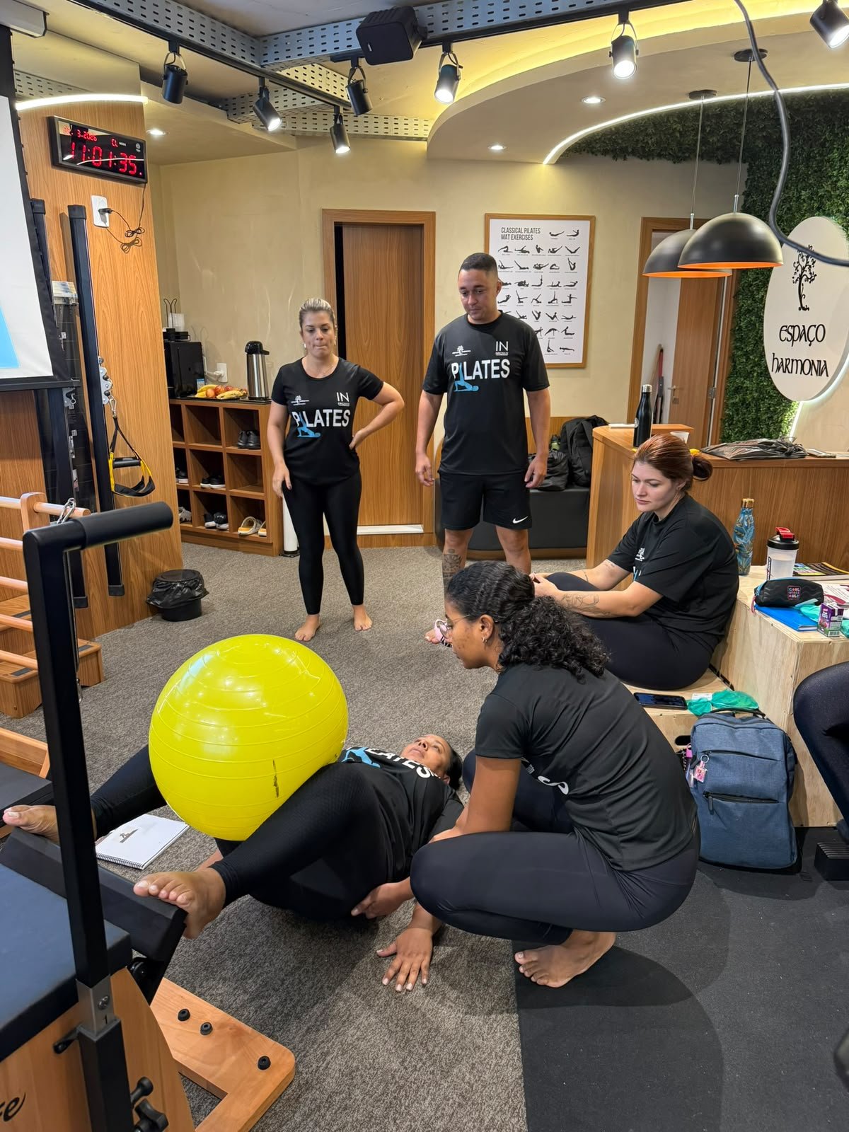 Professores do curso durante aula prática de Pilates